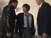 眾男對清純學生妹唯井真尋輪流啪啪